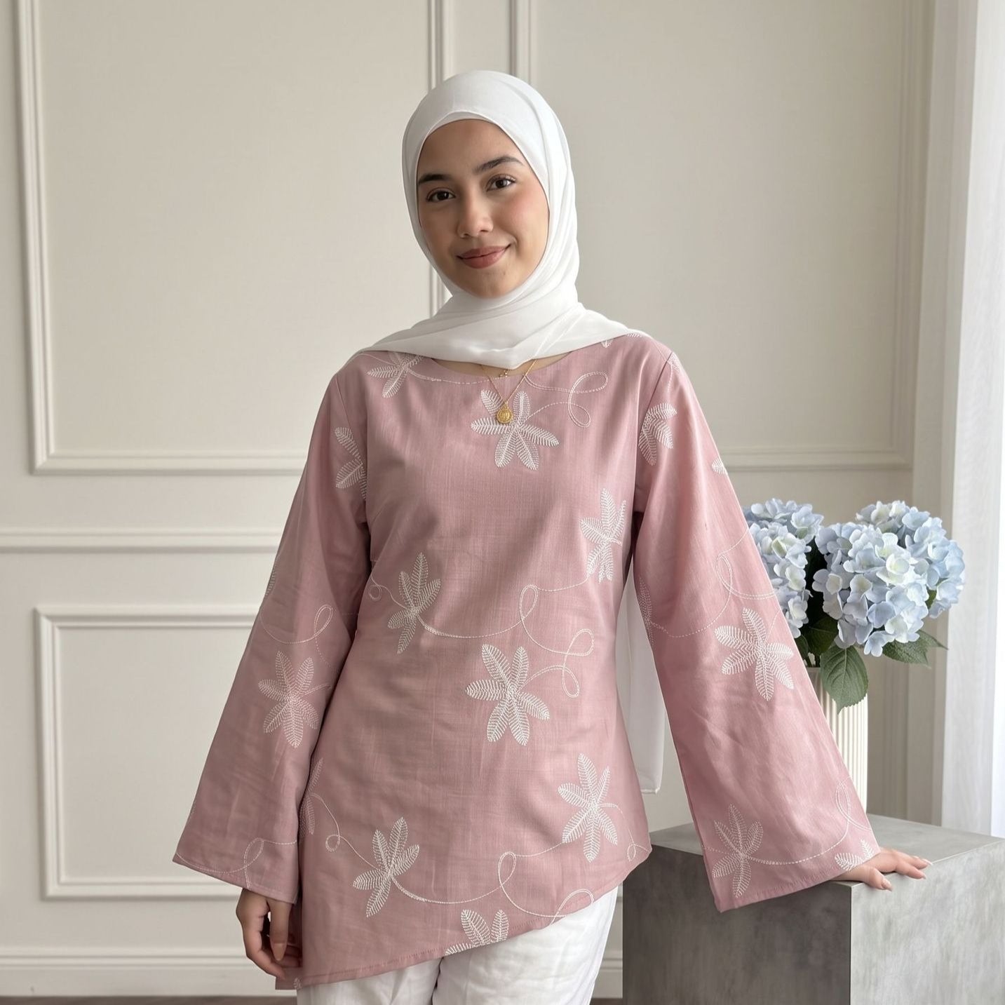 Leaf & Floral Embroidered Flared-Sleeve Asymmetric Hem Top(MS485)
