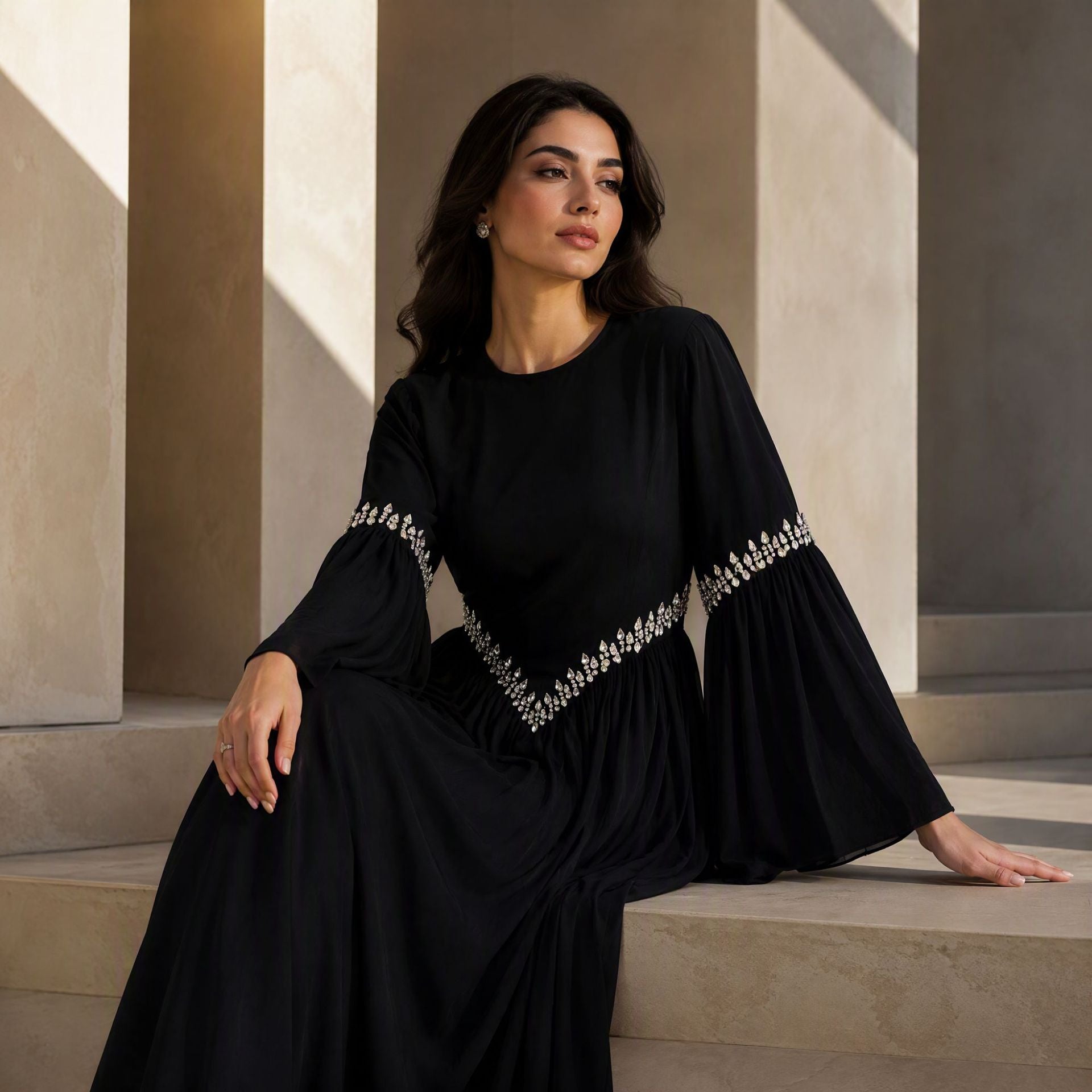 Robe Maxi Taille et Poignets Ornés de Strass avec Manches Évasées (MS513)