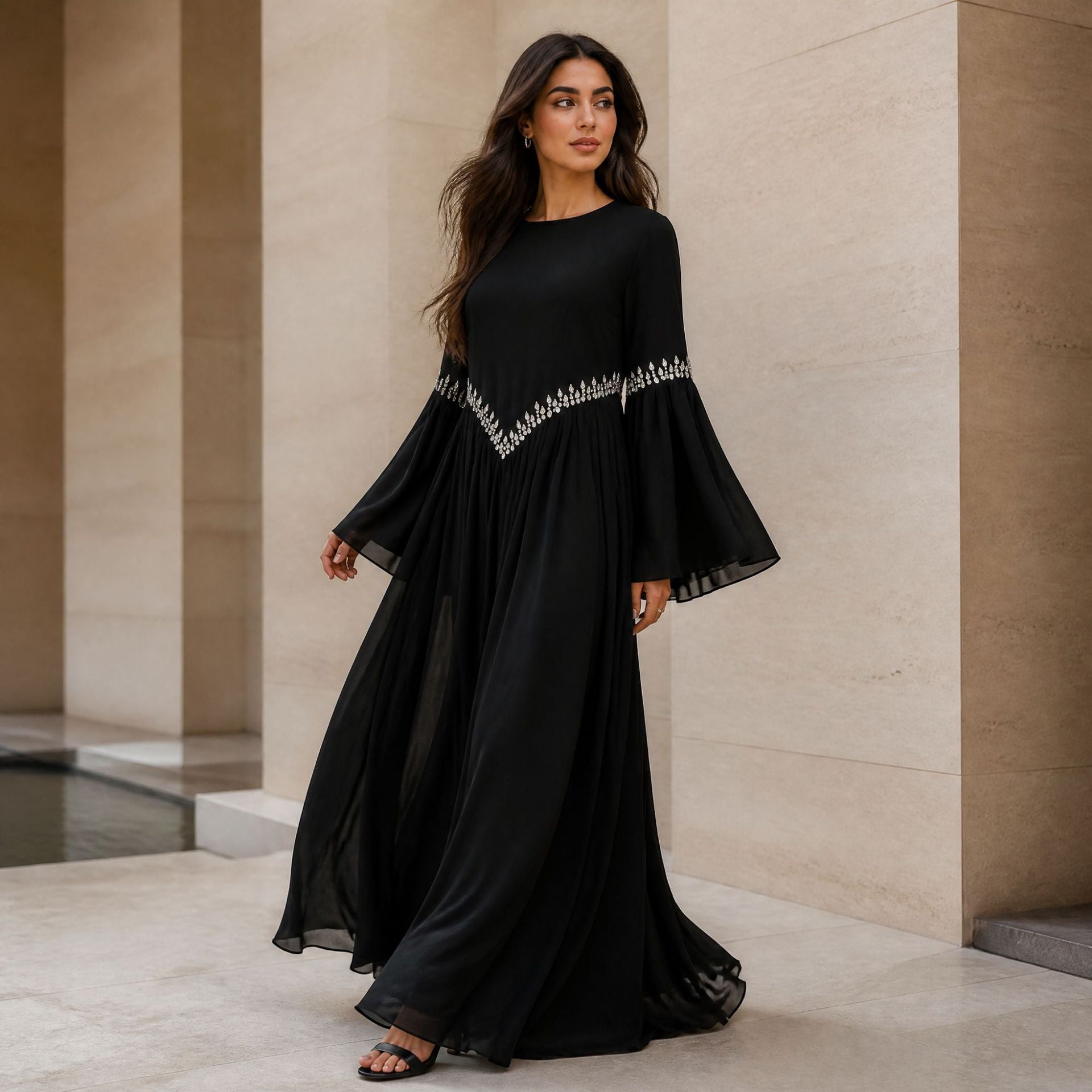 Robe Maxi Taille et Poignets Ornés de Strass avec Manches Évasées (MS513)