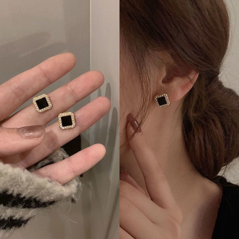Geometric Frame Pearl Stud Earrings(MAC476)