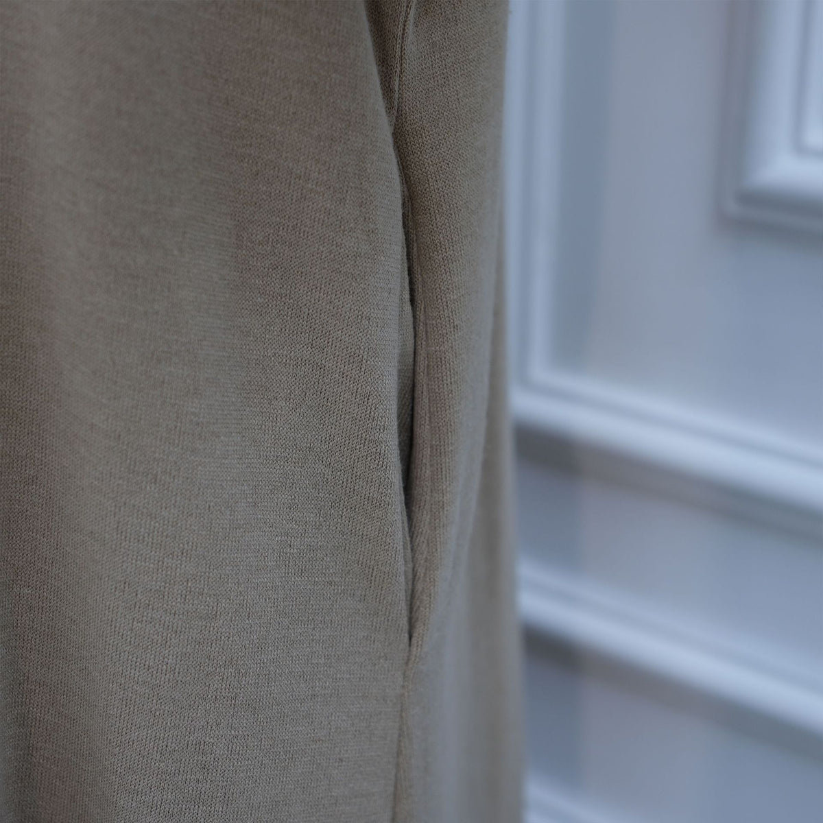 Plus-Size Relaxed Abaya | Solid Long-Sleeve Autumn Dress with Pockets(MA474)