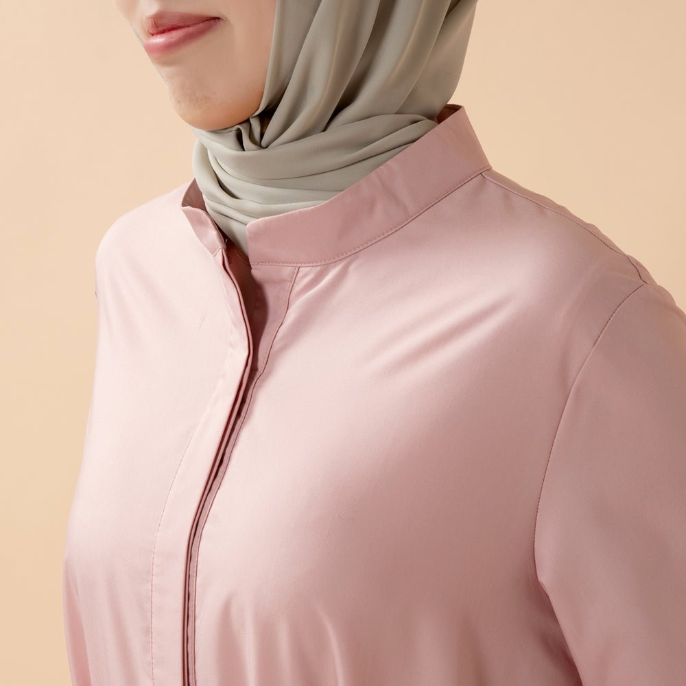 Adjustable self-tie waist belt detail on trench shirt abaya