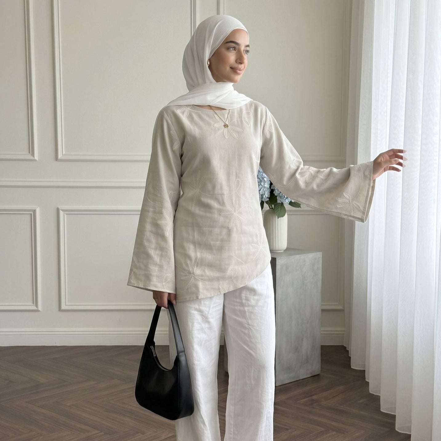 Leaf & Floral Embroidered Flared-Sleeve Asymmetric Hem Top(MS485)