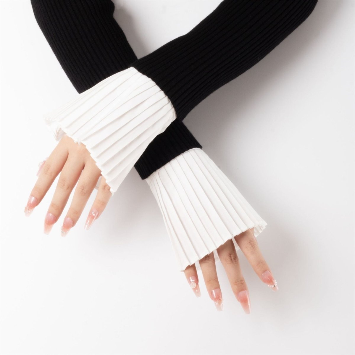 Detachable cuff accessories with accordion pleating and smooth wrist band
