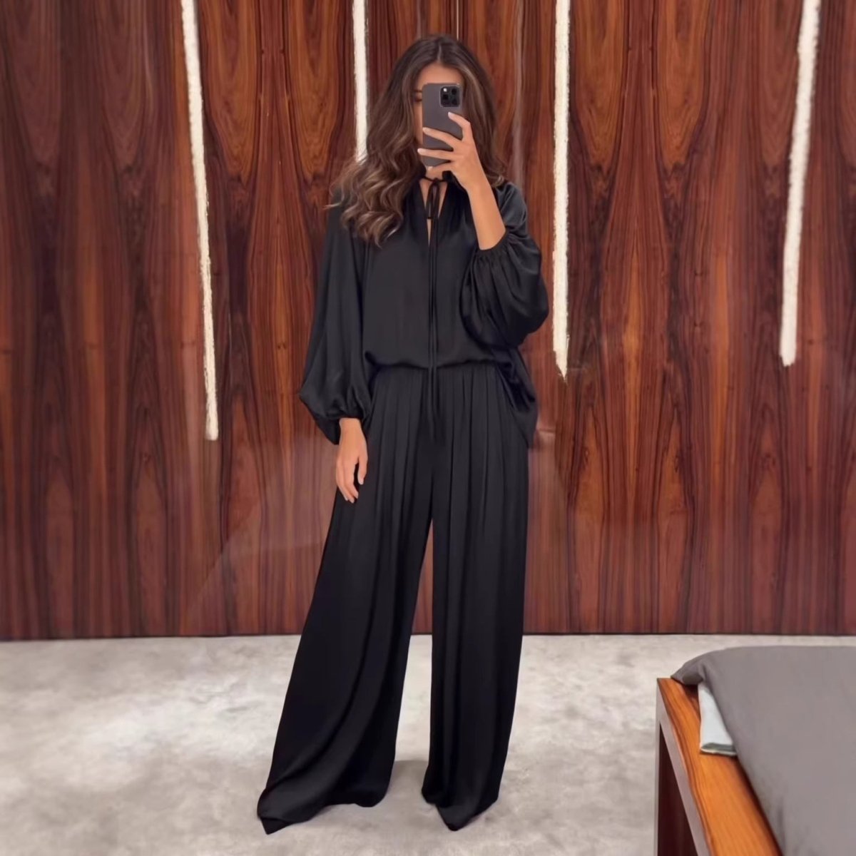 Elasticated waistband with satin trim on wide-leg trousers