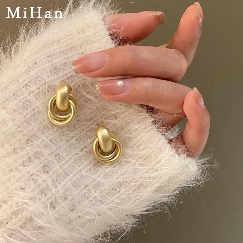 MAC064 Interlocking Circle Earrings - Mariam's Collection