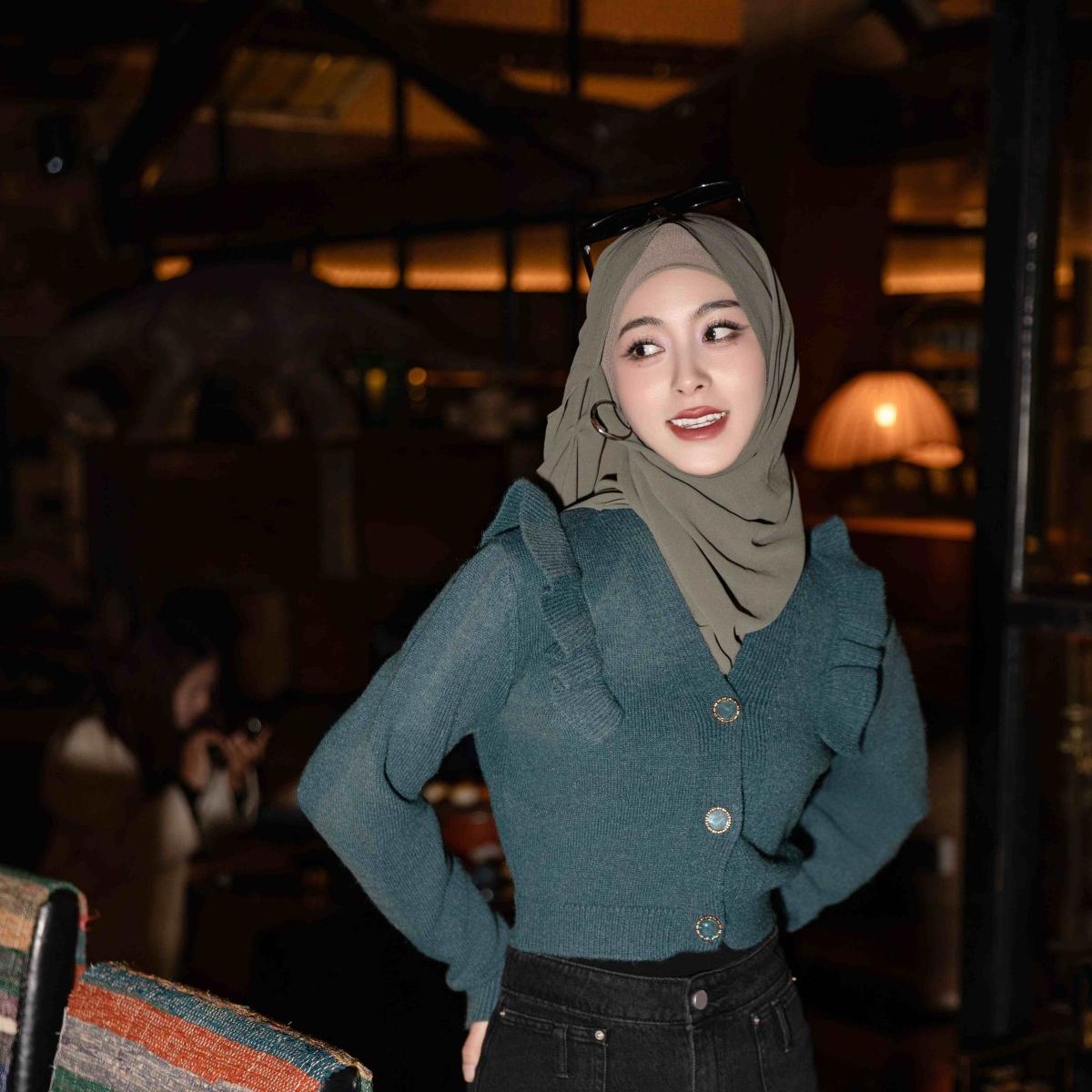 Muslim Elegant Chiffon Wrap Hijab Set with Matching Big Earrings & Pearl Earrings. (MH119) - Mariam's Collection