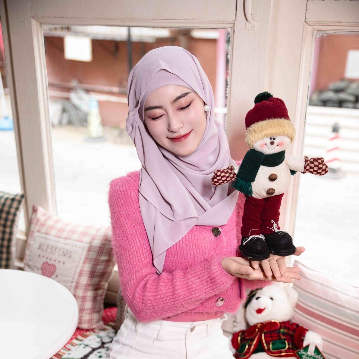 Muslim Elegant Chiffon Wrap Hijab Set with Matching Big Earrings & Pearl Earrings. (MH119) - Mariam's Collection