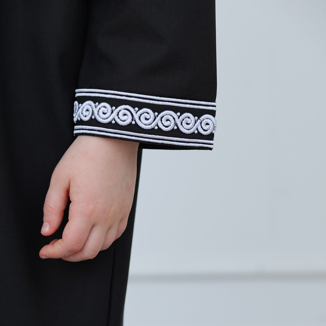 Boys Embroidered Hooded Thobe with Pockets(MKB010)