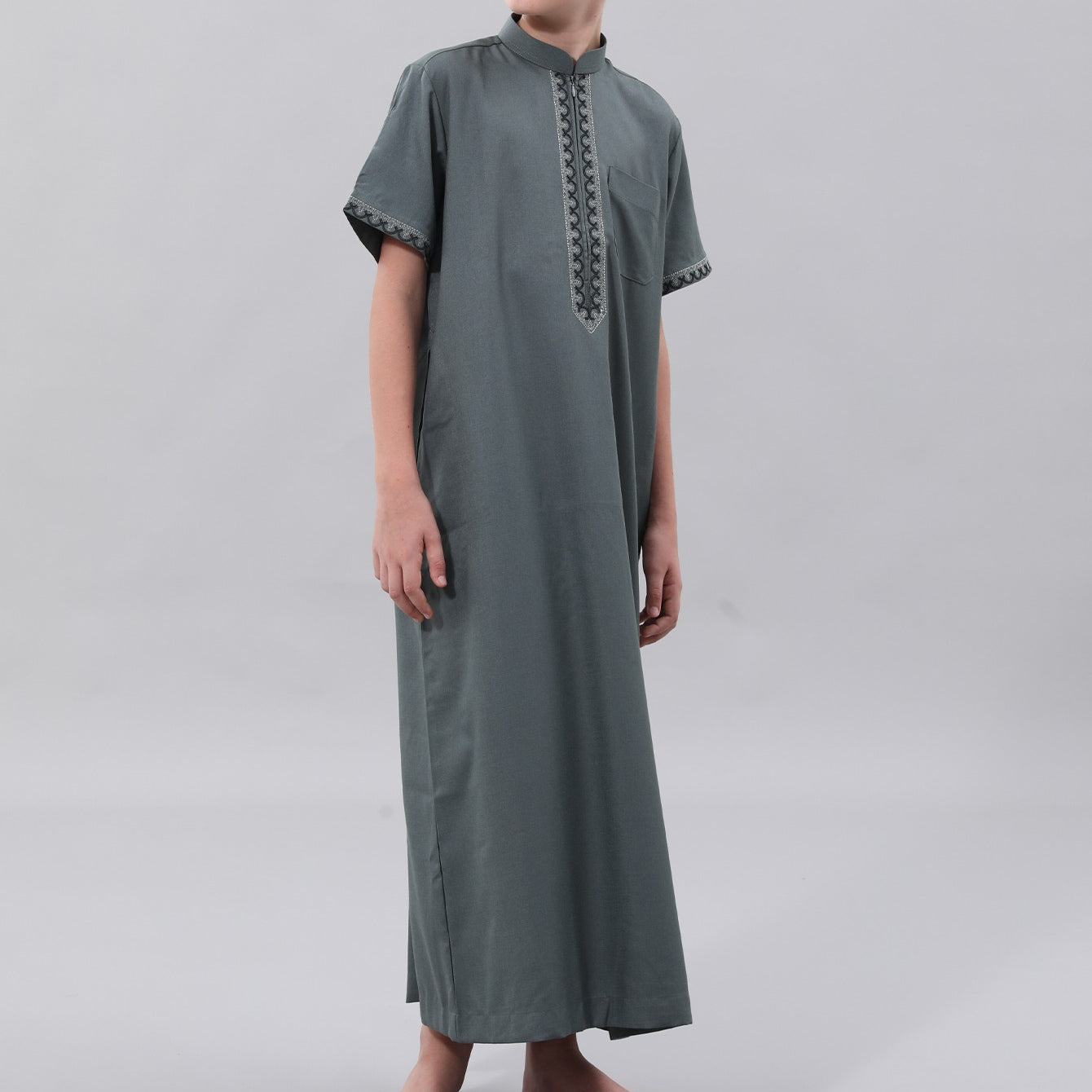 Boys Embroidered Thobe with Pockets(MKB013)