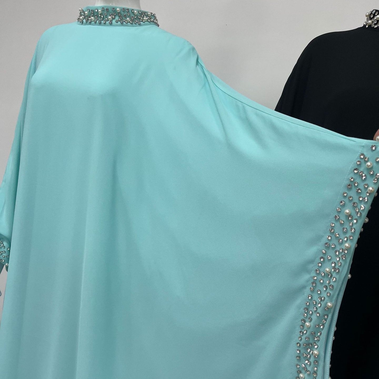 Robe Abaya Maxi à Col Montant et Manches Batwing Ornée de Perles et Cristaux (MA468)