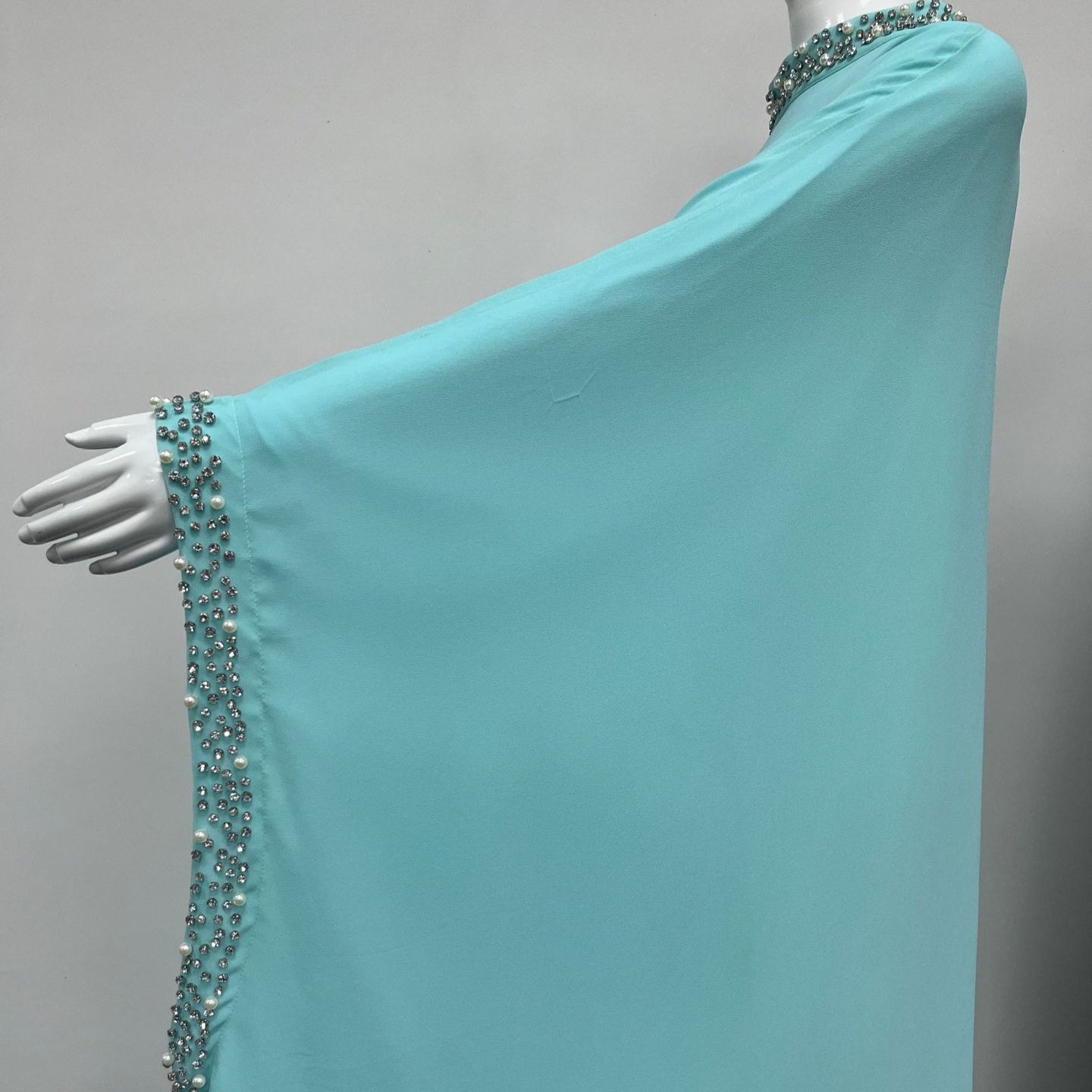 Robe Abaya Maxi à Col Montant et Manches Batwing Ornée de Perles et Cristaux (MA468)