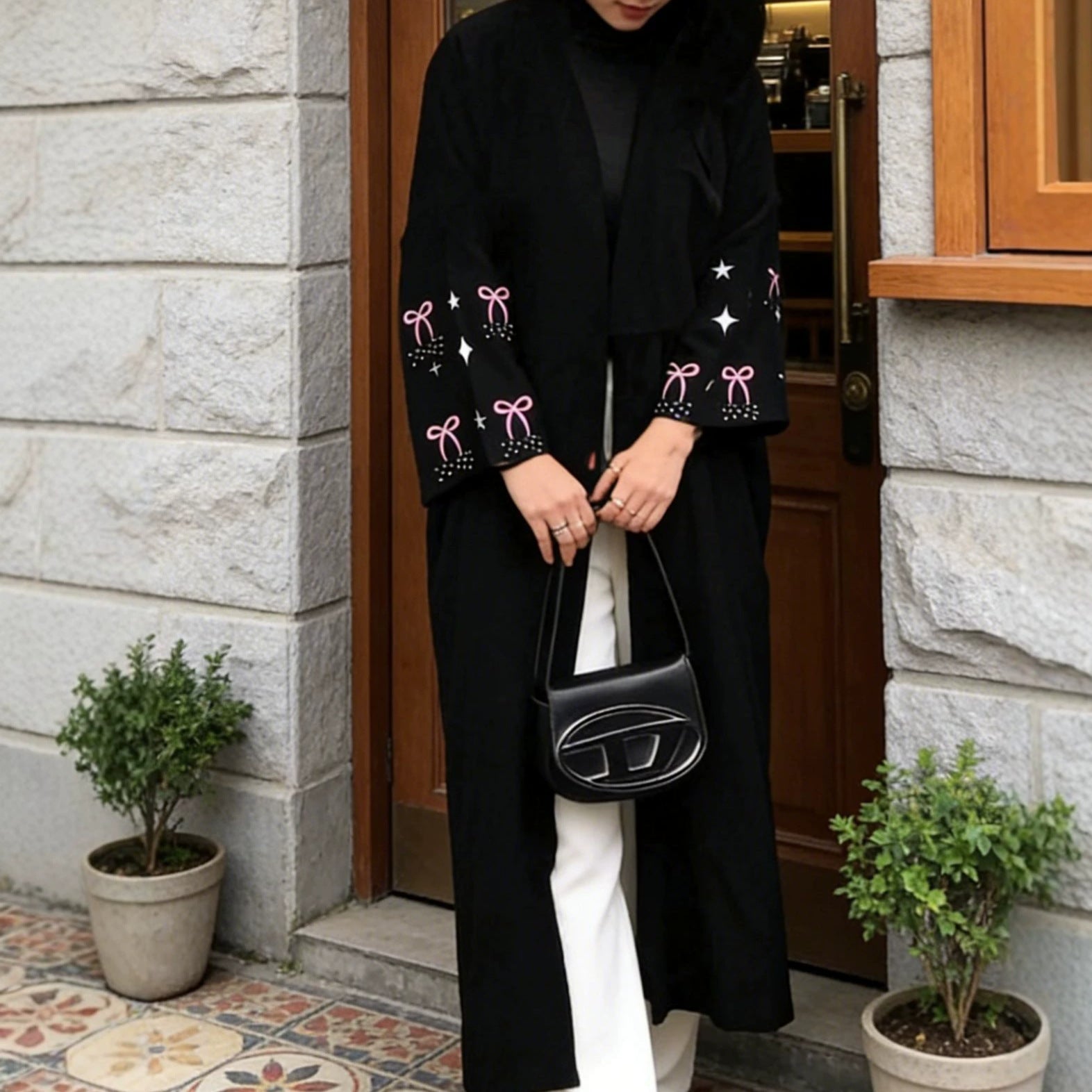 Abaya ouverte rose brodée nœud et étoile (MOA345)