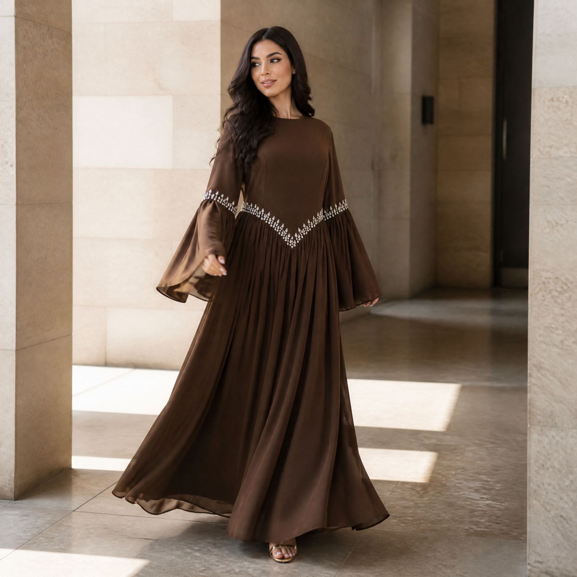 Robe Maxi Taille et Poignets Ornés de Strass avec Manches Évasées (MS513)