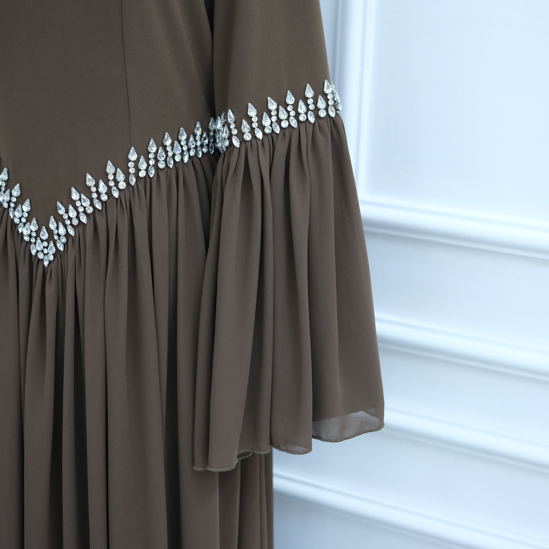 Robe Maxi Taille et Poignets Ornés de Strass avec Manches Évasées (MS513)