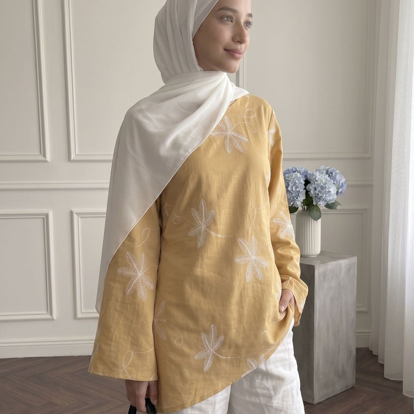 Leaf & Floral Embroidered Flared-Sleeve Asymmetric Hem Top(MS485)