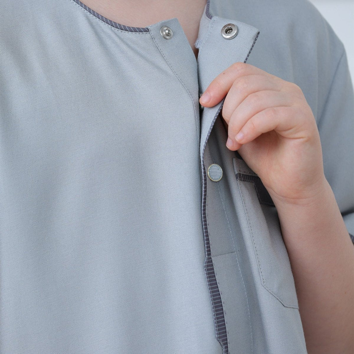 Boys' Thobe with Contrast Stitching & Pockets(MKB033) - Mariam's Collection