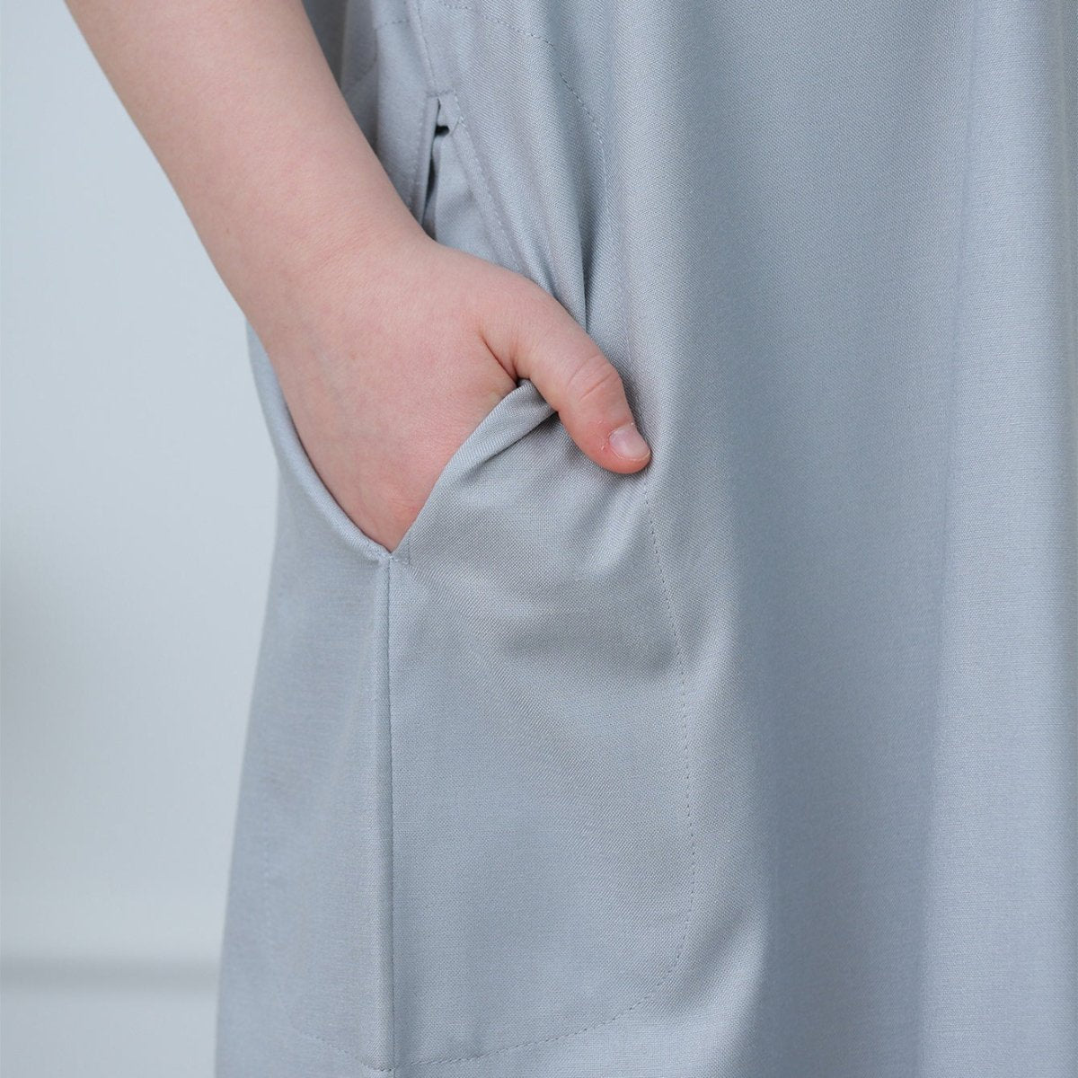 Boys' Thobe with Contrast Stitching & Pockets(MKB033) - Mariam's Collection