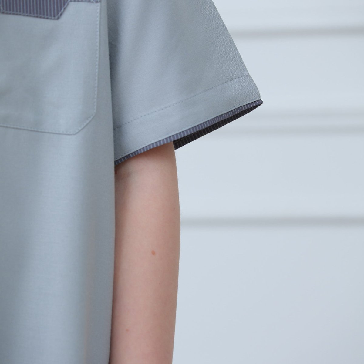 Boys' Thobe with Contrast Stitching & Pockets(MKB033) - Mariam's Collection