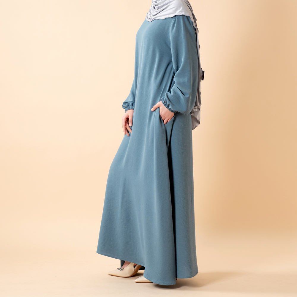 Relaxed fit silhouette of crepe maxi dress for all-season wear