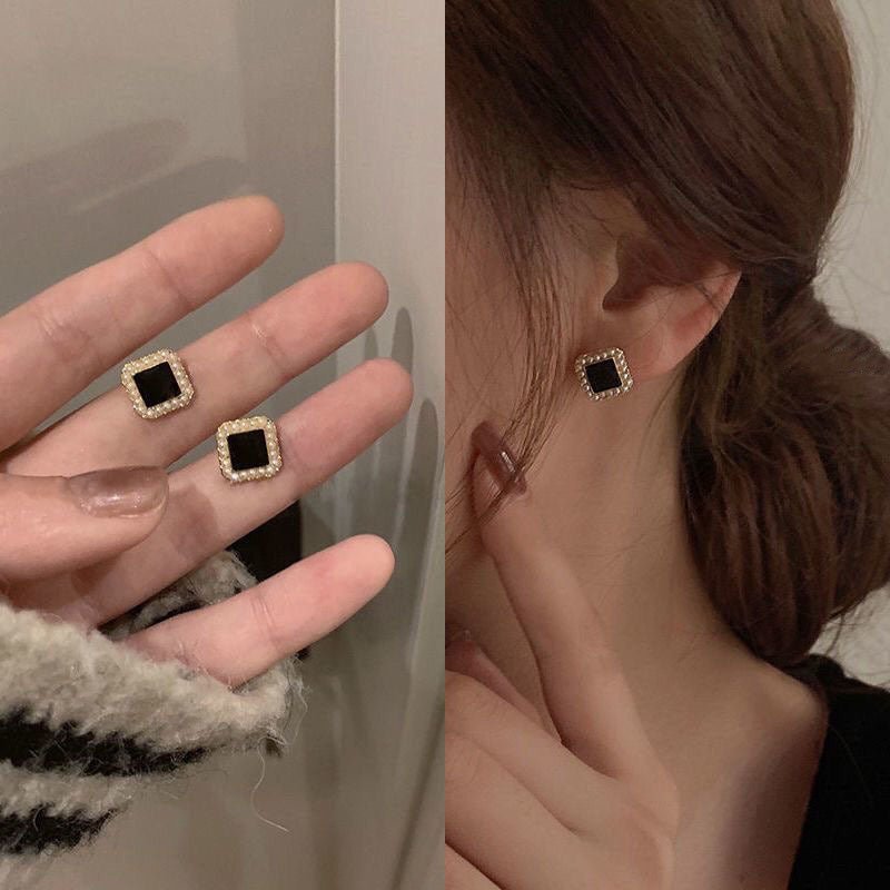 Geometric Frame Pearl Stud Earrings（MAC476） - Mariam's Collection