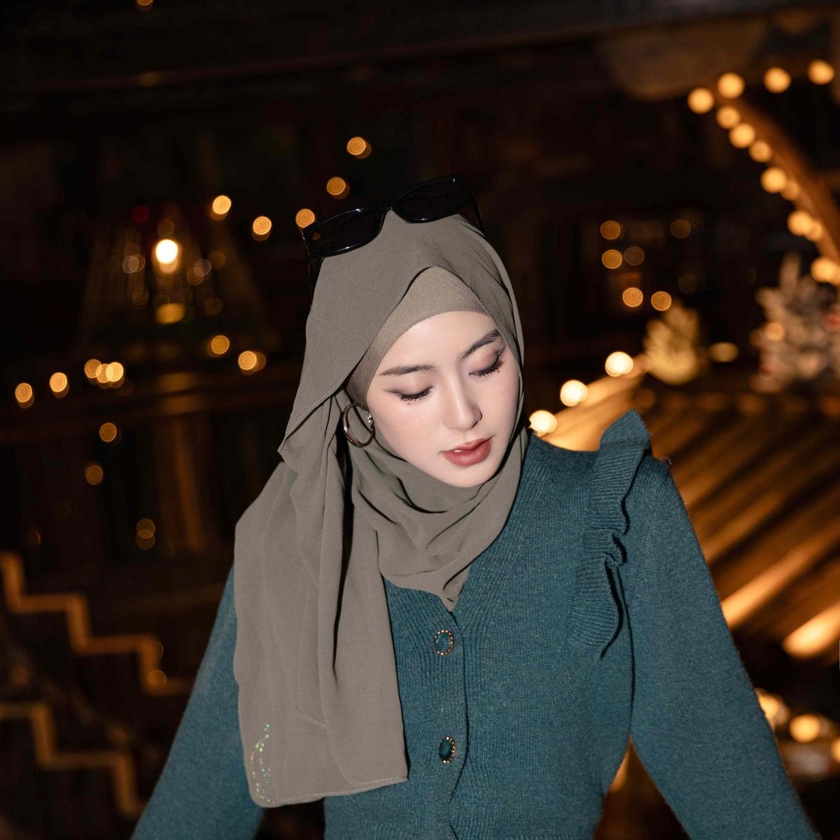 Muslim Elegant Chiffon Wrap Hijab Set with Matching Big Earrings & Pearl Earrings. (MH119) - Mariam's Collection
