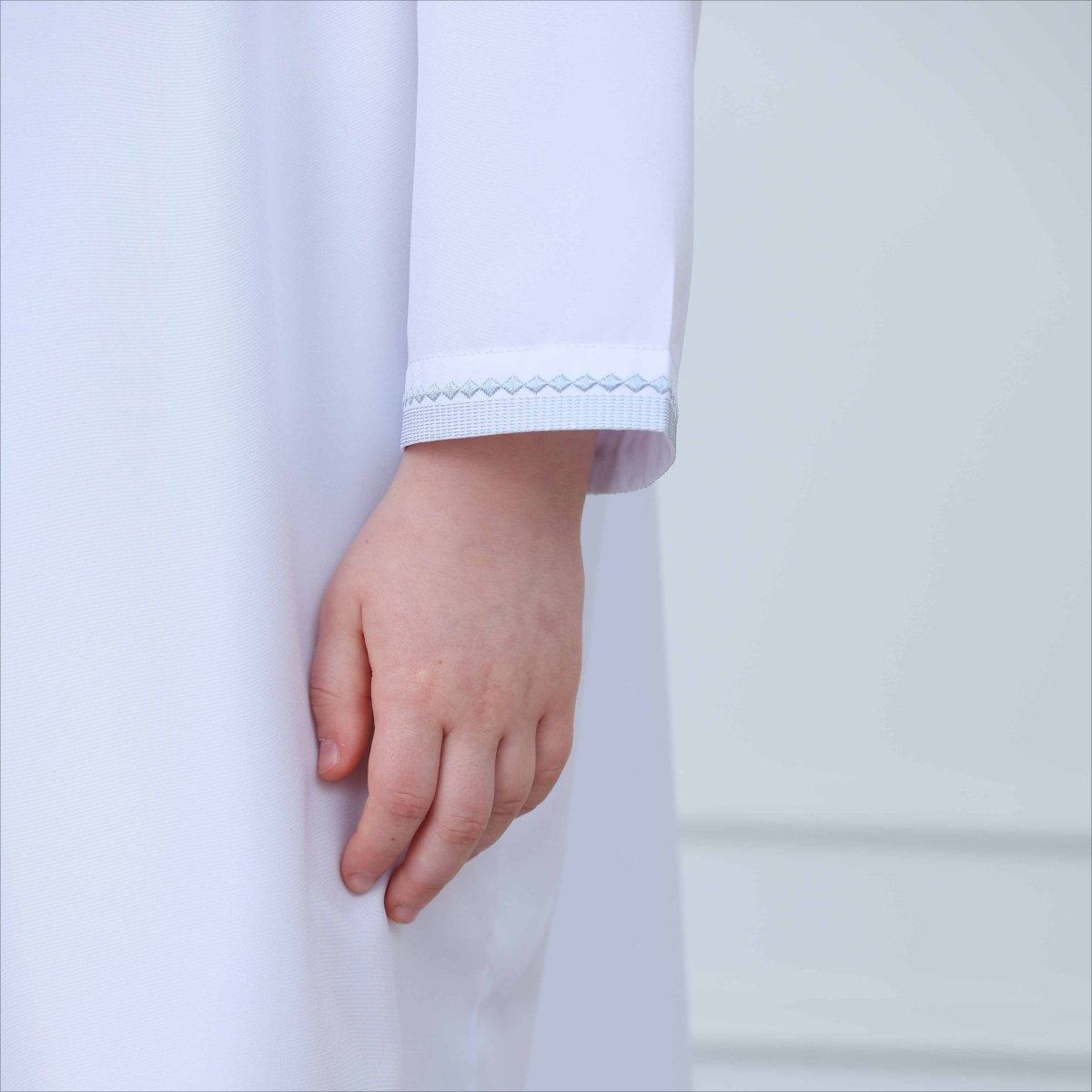 White Kaftan Thobe with Contrast Stitching(MKB025) - Mariam's Collection