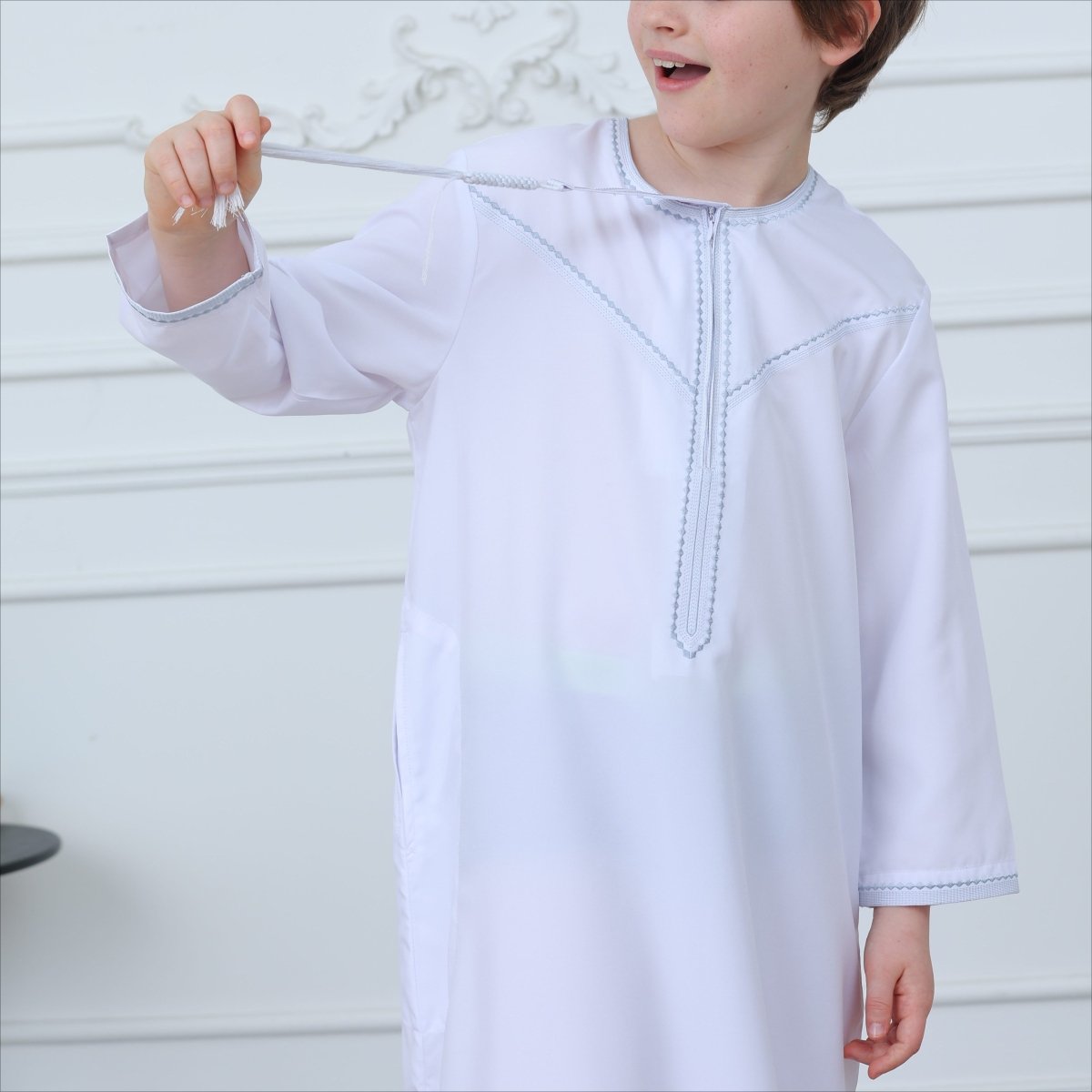 White Kaftan Thobe with Contrast Stitching(MKB025) - Mariam's Collection