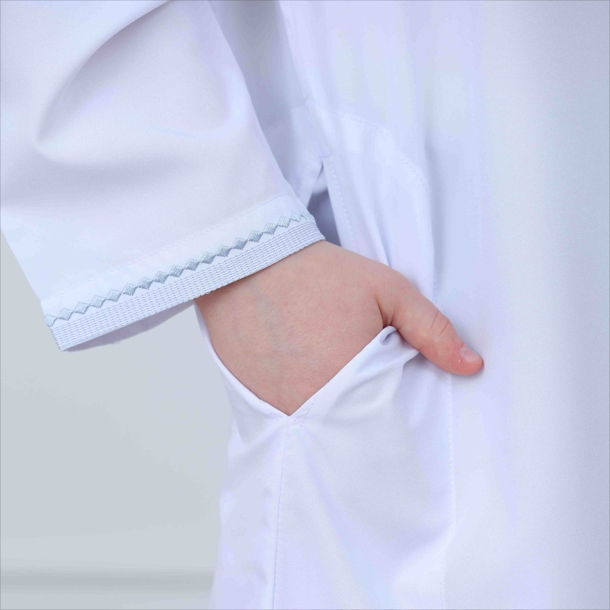 White Kaftan Thobe with Contrast Stitching(MKB025) - Mariam's Collection